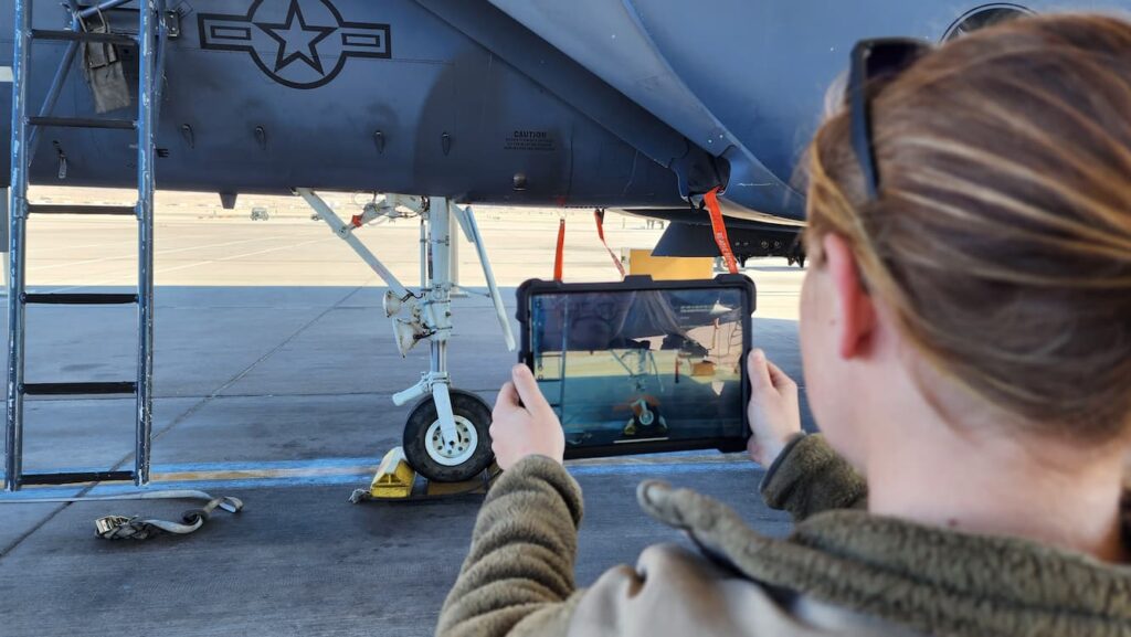 Nellis Airmanholdingtablet Lrz